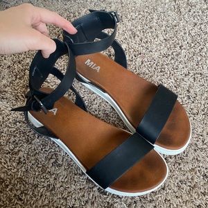 Mia Ellen Flatform Sandals